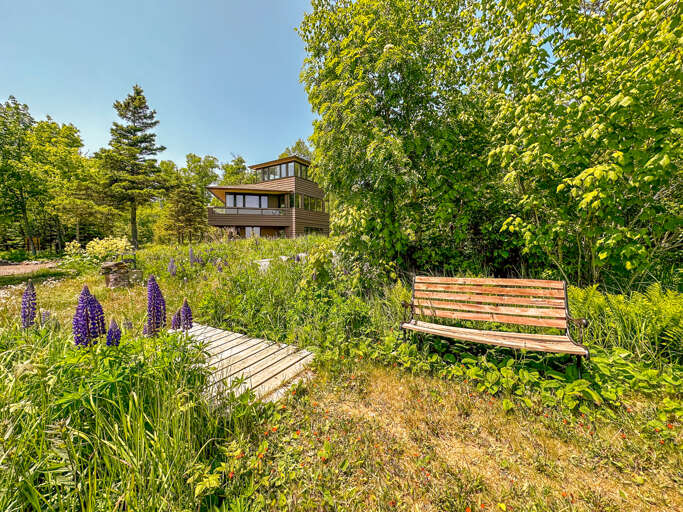 Yard area shared with Lakeside Cabin.