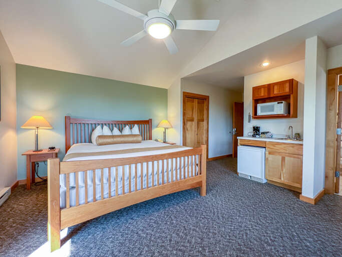 Poplar River Condo 613 Ridgeline King Guestroom features a king-sized bed
