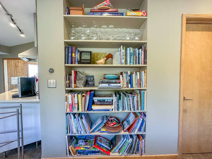 Bookshelf with books you can enjoy during your stay.