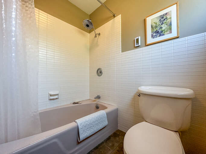 Hallway bathroom shower/tub
