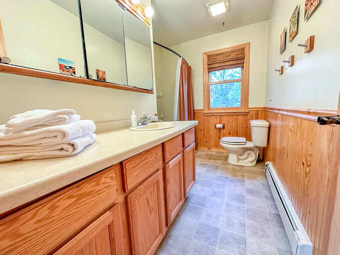 Bathroom 2 near Bedroom 2. Bathroom 2 near Bedroom 2.