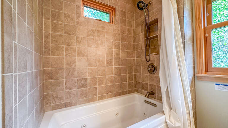 Jetted tub in Bathroom 1 Jetted tub in Bathroom 1