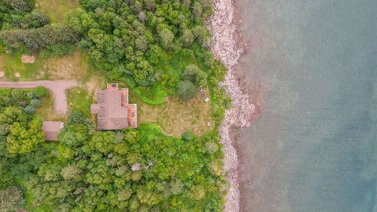 A private lakeside retreat nestled among lush greenery, with direct access to calm shores and peaceful natural surroundings.