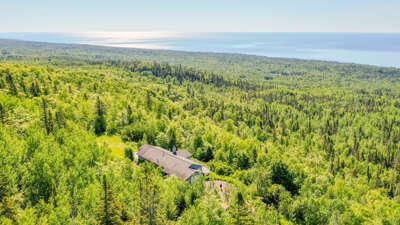 Mountain Top is your private North Shore getaway.