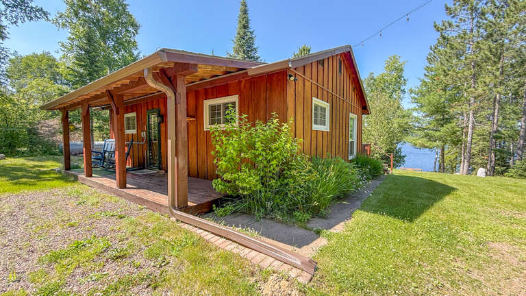 Enter into this cozy space on the lake.