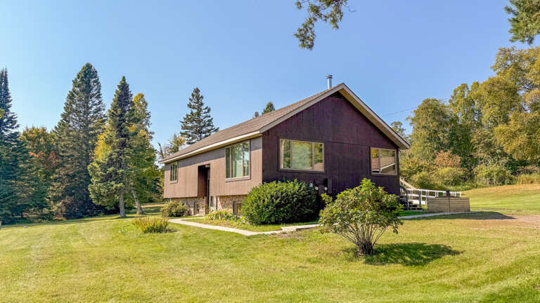 Alfred Creek Retreat has 3 bedrooms and 3 bathrooms.