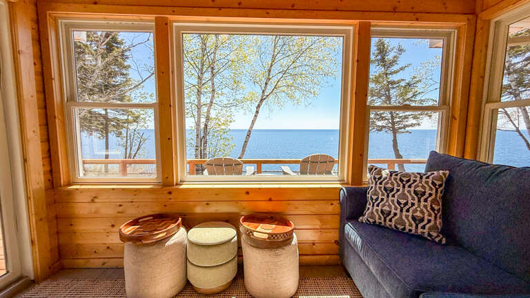 Sink into this cozy window seat and watch the lake shimmer through the treesâyour perfect spot for morning coffee, a good book, or simply unwinding to endless water views.