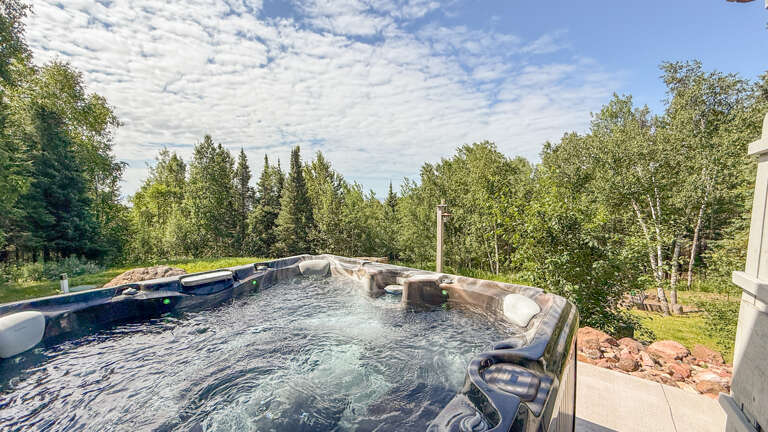 Soak away your cares in the outdoor hot tub surrounded by lush forest views and fresh mountain air under big, open skies.