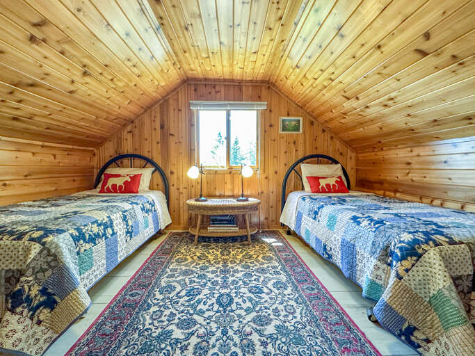 Bedroom 3 has 2 twin beds.
