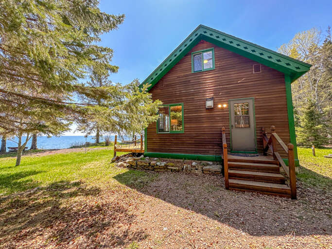 The home from the side, as you will see it when you arrive.