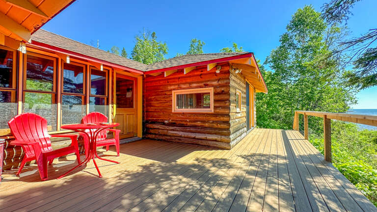Deck off of the entryway.