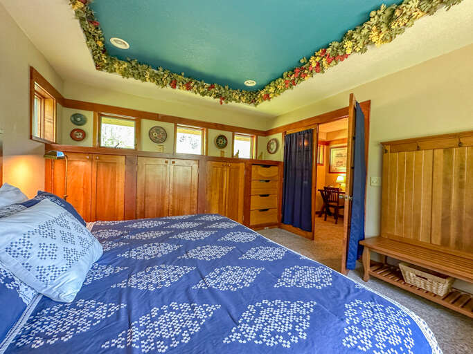 This bedroom offer unique dÃ©cor and and a king sized bed.