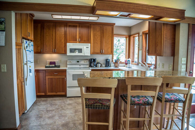 The kitchen counter offer 2 additional seats.