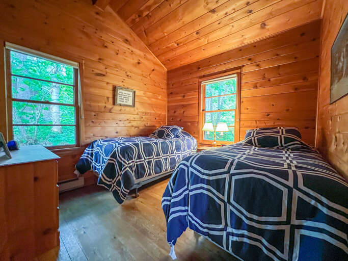 Bedroom 2 offer 2 twin beds.