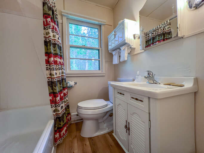 Minne Me offer a full bathroom with a shower/tub combo.
