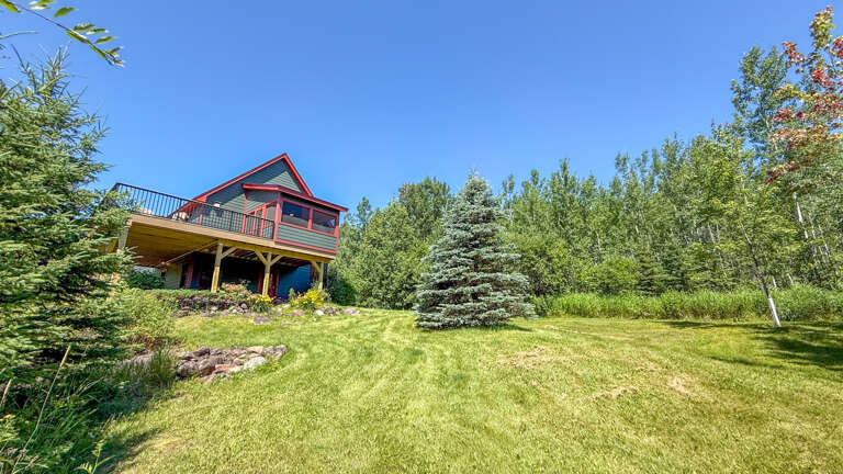 Voyageur Ridge has a large, spacious yard for you to enjoy.