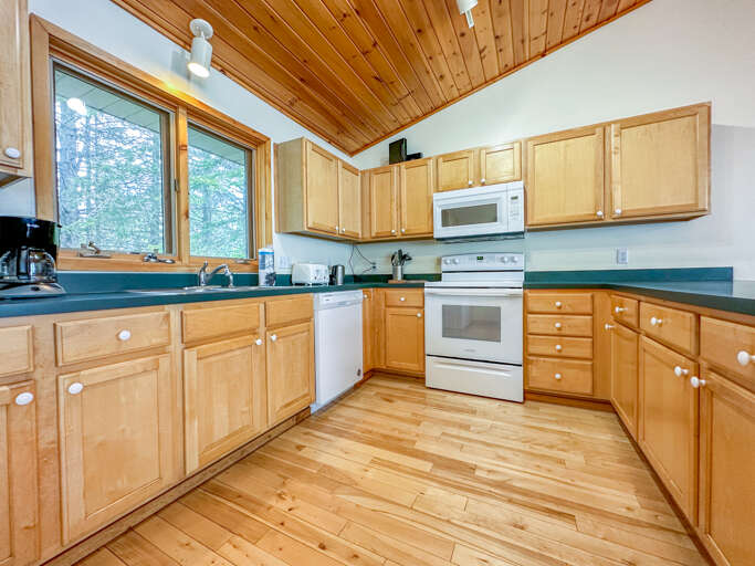 Fully equipped kitchen.