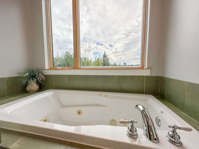 Jetted tub in Bathroom 1