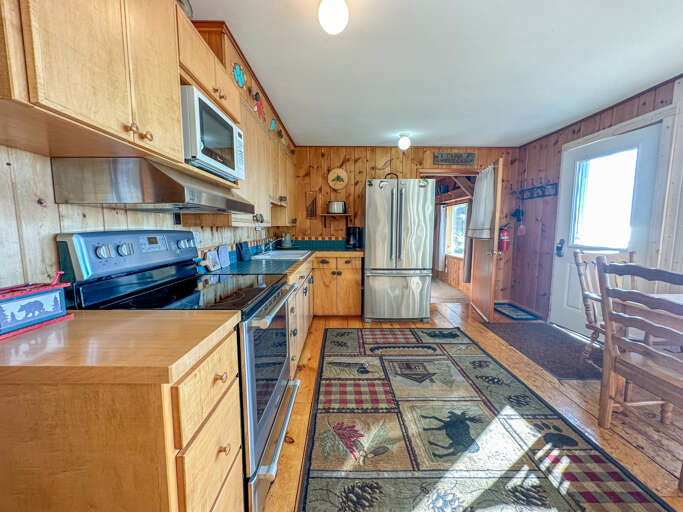 Prepare a delicious meal for the family in this sunny and cheerful kitchen. Prepare a delicious meal for the family in this sunny and cheerful kitchen.