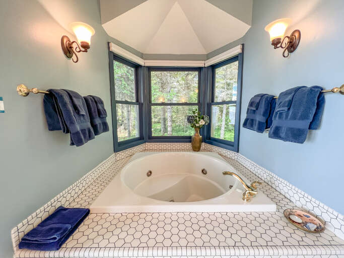 Soaker jetted tub in Bathroom 1.