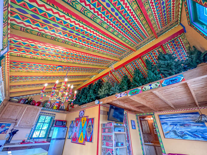 The ceiling design recreates the themes of the Cree Indians and other native tribes. The ceiling design recreates the themes of the Cree Indians and other native tribes.
