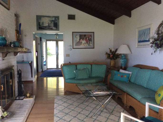 Family room w/fireplace