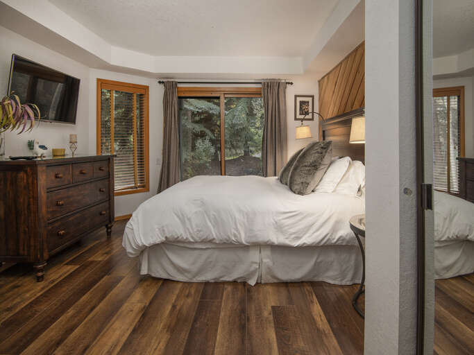 Bedroom 2 w/ Queen Bed Bedroom 2 w/ Queen Bed