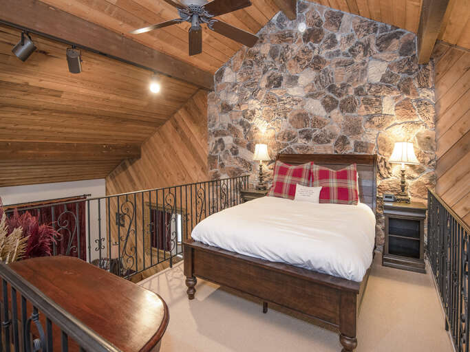 Loft w/ Queen Bed Loft w/ Queen Bed
