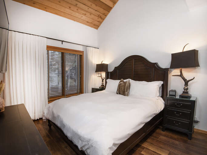Main Bedroom w/ King Bed Main Bedroom w/ King Bed