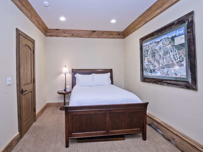 Bedroom 4 Queen Bed & Bathroom