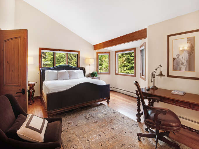 Main Bedroom w/ King Bed