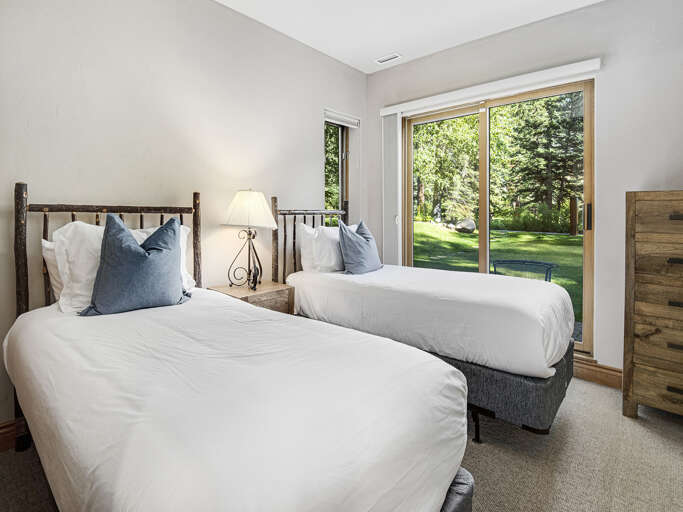 Bedroom 3 w /Split King (twins or king upon request) Bedroom 3 w /Split King (twins or king upon request)