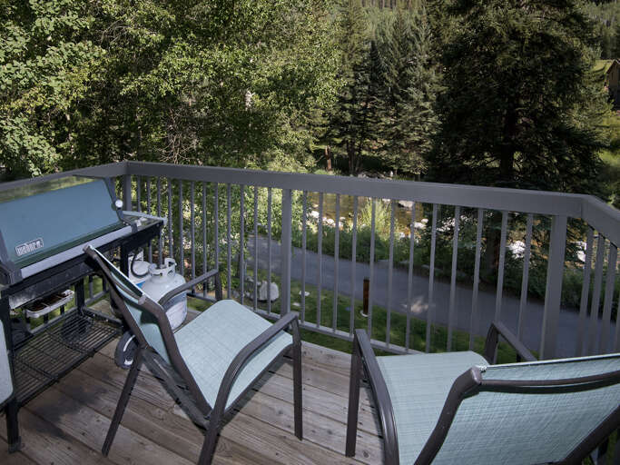 Deck w/ Grill Deck w/ Grill