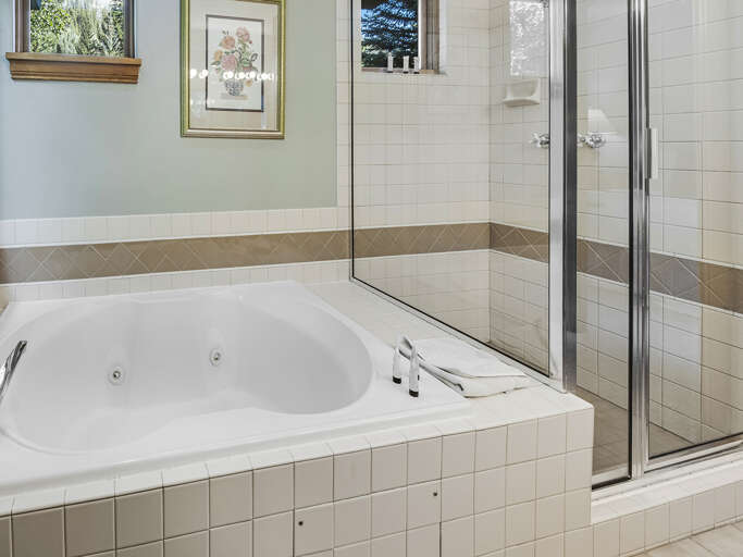 Main Bathroom Bathtub Main Bathroom Bathtub