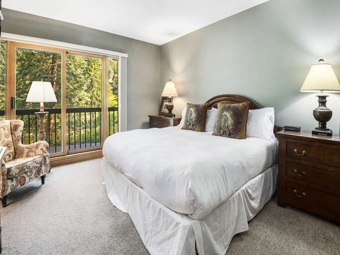 Main Bedroom w/ King Bed Main Bedroom w/ King Bed