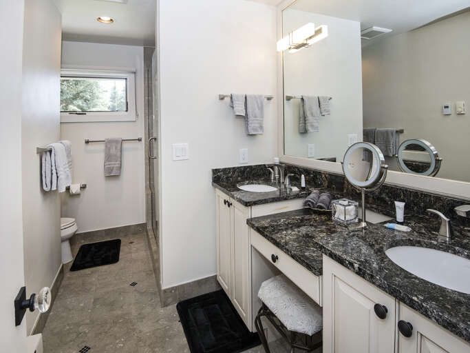 Main Bathroom Main Bathroom
