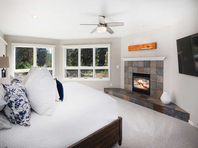 Main Bedroom w/ King Bed Main Bedroom w/ King Bed