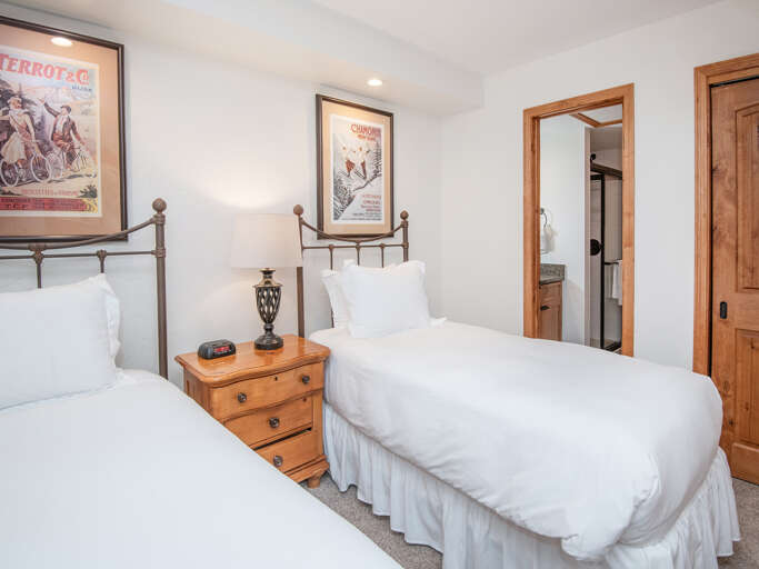 Bedroom 2 w/ Twin Beds or King Bed (upon request)