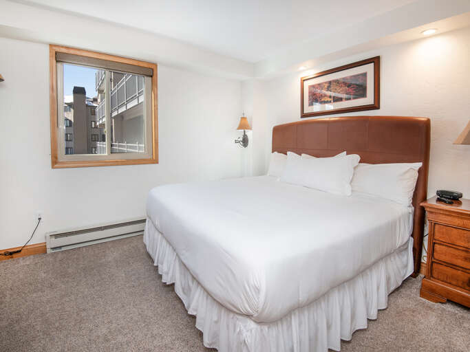 Main Bedroom w/ King Bed