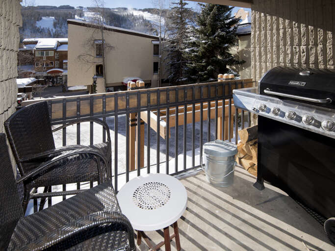 Deck w/ Grill Deck w/ Grill
