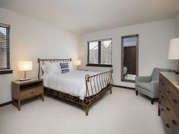 Bedroom 2 / Queen Bed (upstairs) Bedroom 2 / Queen Bed (upstairs)