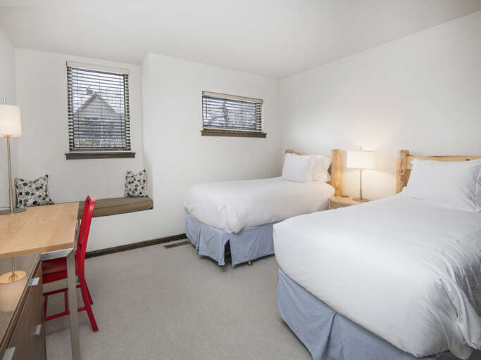 Bedroom 3 w/ Twin Beds (upstairs) Bedroom 3 w/ Twin Beds (upstairs)