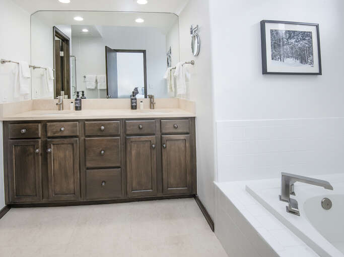 Primary Bathroom w/ Bathtub Primary Bathroom w/ Bathtub