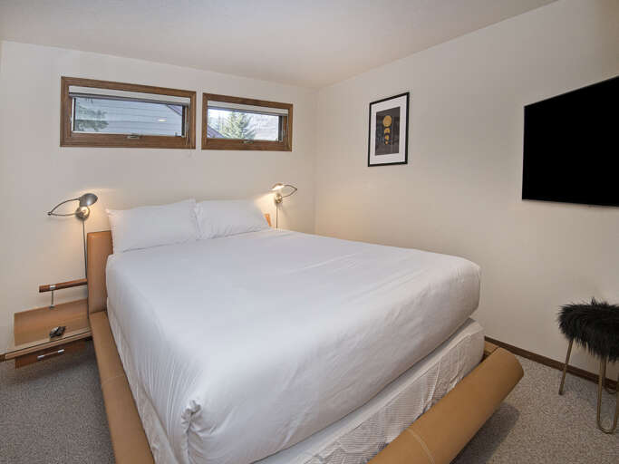 Bedroom 2 w/ Queen Bed