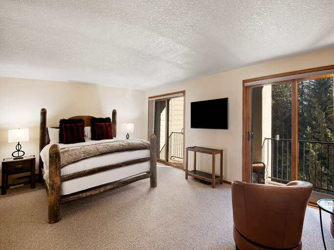 Main Bedroom w/ King bed