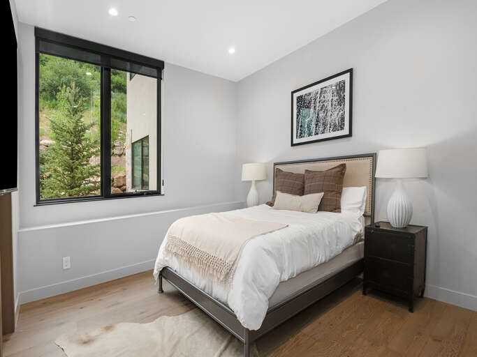 Bedroom 2 w/ Queen Bed