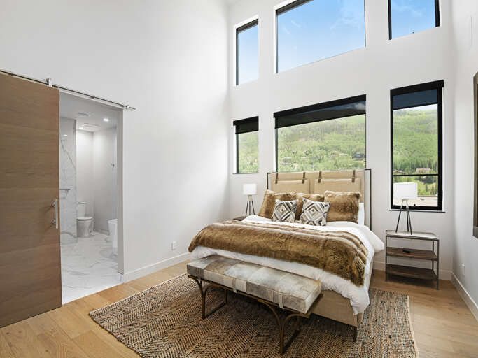 Main Bedroom w/ King Bed