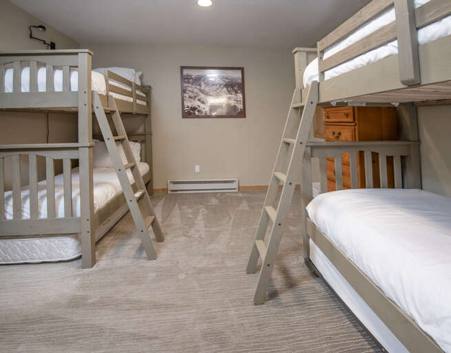 Bunk Bedroom w/ 4 Twin Beds Bunk Bedroom w/ 4 Twin Beds