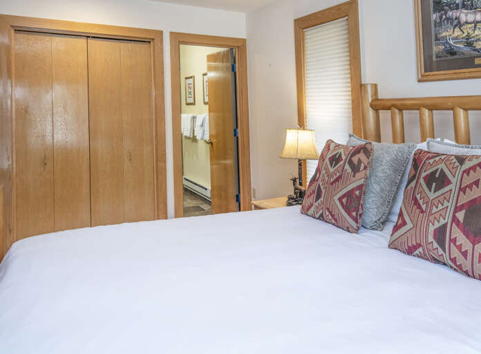 Queen Bedroom 1 w/ Bathroom Queen Bedroom 1 w/ Bathroom