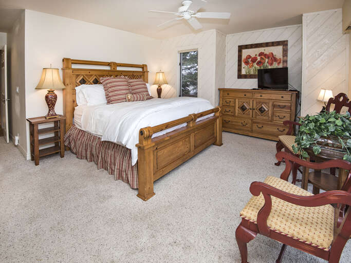 Main Bedroom w/ King Bed Main Bedroom w/ King Bed